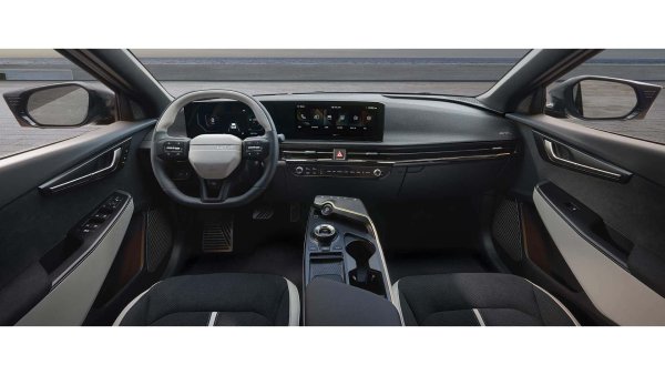 По-голямата батерия от 77,4 kWh вдига километрите без зареждане до 500, а мощността скача от 168 на 225 коня. Моделът Long Range AWD добавя  втори мотор на предната ос за комбинирани 320 к.с., но пробегът пада почти до 450 км. Горещият GT ускорява до стотака за малко над 3,5 секунди, но е също моделът с най-малък пробег и значително по-висока цена &ndash; у  нас е 162 400 лева. Long Range версиите тръгват от 112 990 и 128 990 лева в зависимост от задвижването.